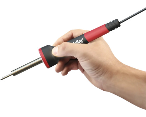 Hand houdt soldeerbout vast