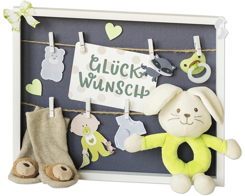 Decoratieve fotolijst voor geboorte met sokken, knuffel en wenskaart