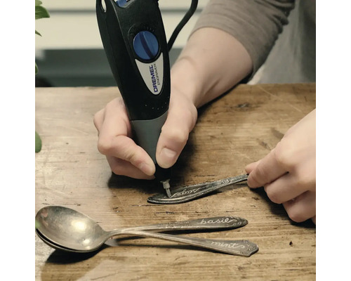 Graveergereedschap bij het graveren van lepels met kruidennamen