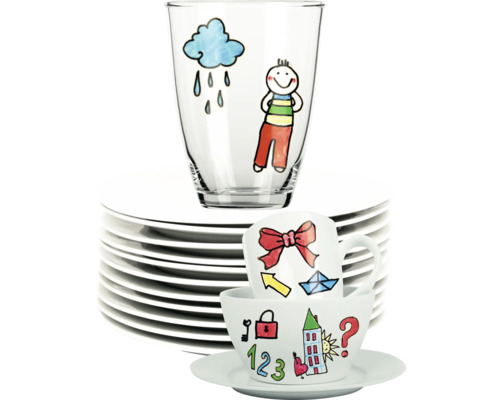 Glas en kopjes met kinderlijke tekeningen op een stapel borden