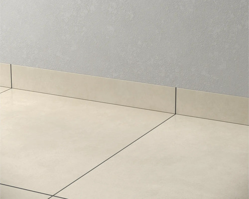 Tegels gelegd met plinten aan de muur