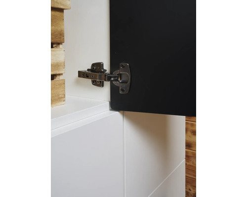 Scharnier bevestigd aan een zwarte deur