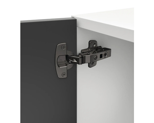 Scharnier bevestigd aan een kastdeur