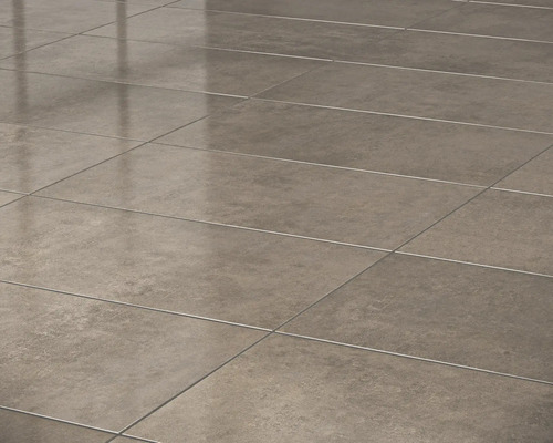 Vloeraanzicht met rechthoekige keramische tegels