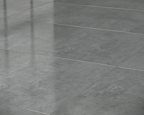 Tegelvloer met grijze steendecoratie.