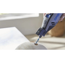Dremel Logo Multifunctioneel gereedschap boort een gat in een object