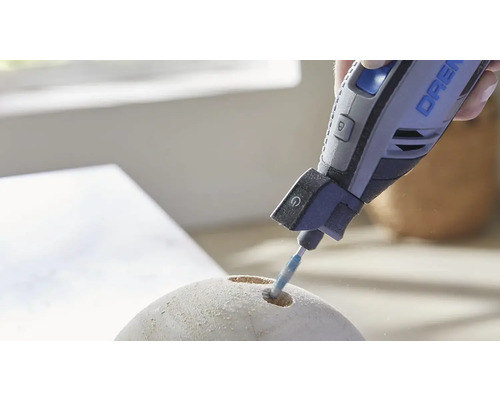 Dremel Logo Multifunctioneel gereedschap boort een gat in een object