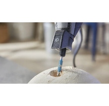 Een multifunctioneel gereedschap boort een gat in een materiaal.