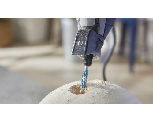 Een multifunctioneel gereedschap boort een gat in een materiaal.