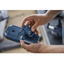 Man plaatst batterij in Bosch detectieapparaat