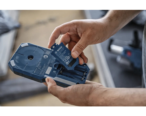 Man plaatst batterij in Bosch detectieapparaat