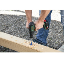 Persoon boort met een accuboormachine in een houten plank