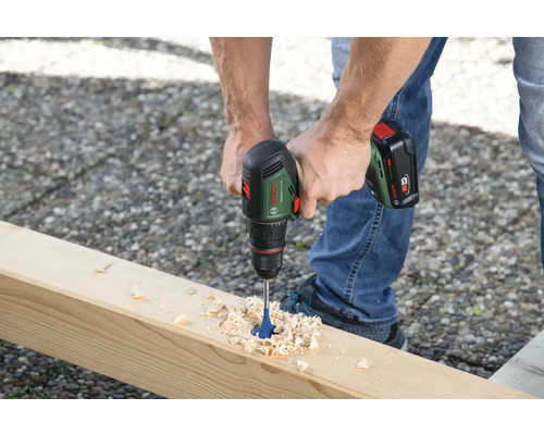 Persoon boort met een accuboormachine in een houten plank
