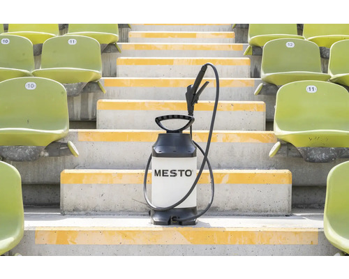 Mesto drukspuit op een trap in een stadion