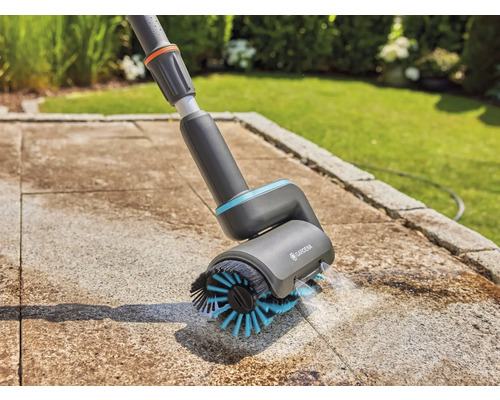Gardena AquaClean terrasborstel voor het reinigen van terrasplaten