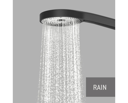 Zwarte douchekop met water in regenmodus