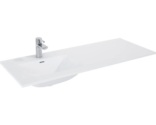 Wastafel van sanitair keramiek met kraan