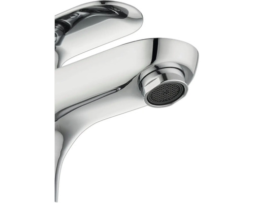 Close-up van een verchroomde wastafelkraan