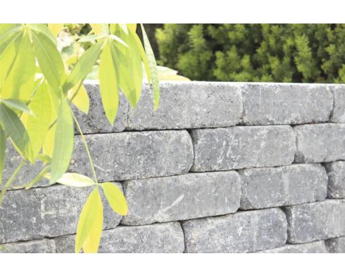 Muur van betonnen stenen in de tuin