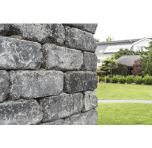 Muur van natuurstenen in de tuin