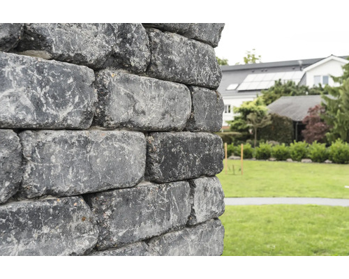 Muur van natuurstenen in de tuin