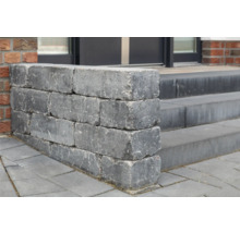 Close-up van een trap met een muur van betonblokken