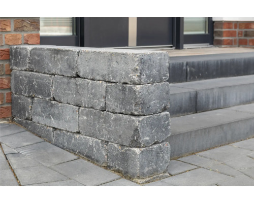 Close-up van een trap met een muur van betonblokken