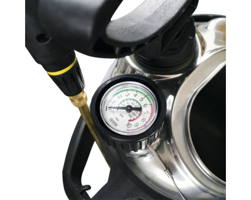 Detailopname van een drukspuit met manometer voor drukcontrole.