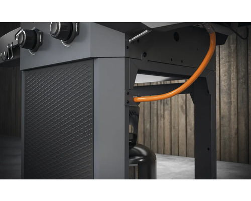 Detailaanzicht van een gasbarbecue met gasfles en slang