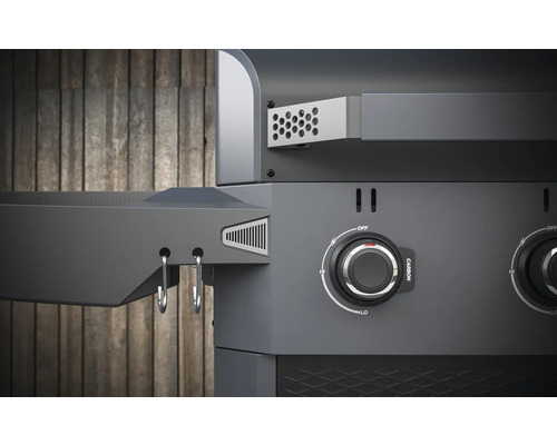Detailopname van een gasbarbecue met bedieningsknoppen en opbergruimte