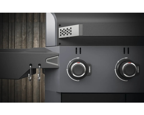 Gedetailleerde opname van een houtskoolbarbecue met draaiknoppen voor temperatuurregeling