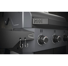 Detailopname van een gasbarbecue met bedieningsknoppen en haken