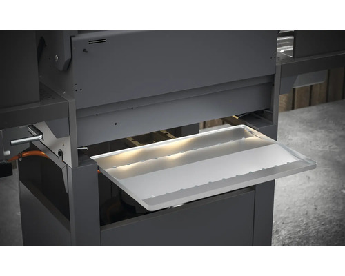 Detailweergave van een barbecue met uitgetrokken vetopvangbak.