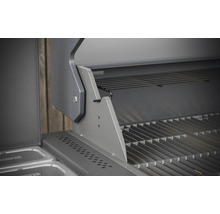 Detailopname van een open gasbarbecue met grillrooster en warmhoudrek
