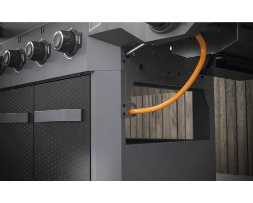 Detailopname van een gasbarbecue met bedieningsknoppen, deuren en gasslang