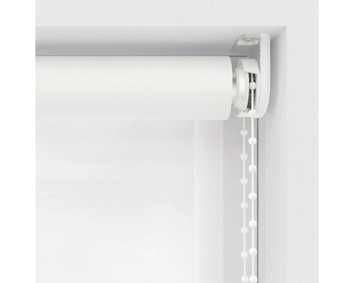 Gedetailleerde opname van een witte rolgordijn met kettingbediening in het raamkozijn.