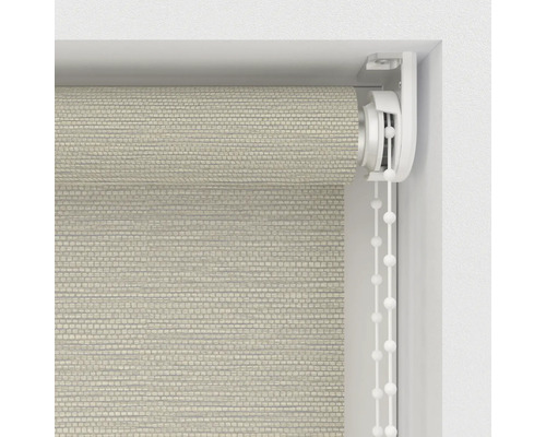 Gedetailleerd aanzicht van een rolgordijn in een raamkozijn met kettingbediening.