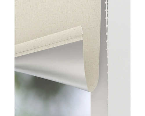 Detailopname van een rolgordijn met stoftextuur en bedieningsketting