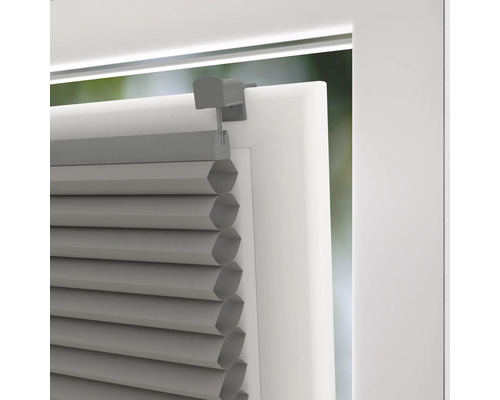 Detailopname van een grijze plissébord aan het raam