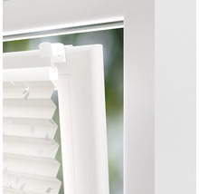 Detailopname van een plisségordijn op een raam