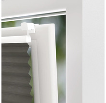 Close-up van een raamdecoratie met plisségordijn