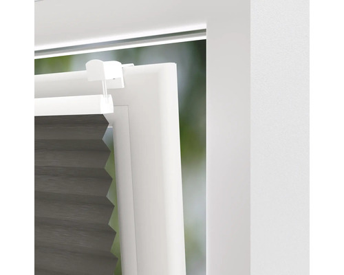 Close-up van een raamdecoratie met plisségordijn