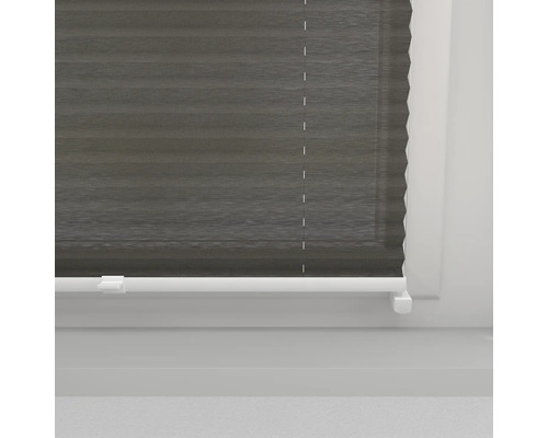 Grijs duo rolgordijn aan het raam voor lichtregeling