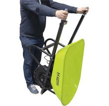 Een persoon bedient een elektrische kruiwagen van het merk Zipper.