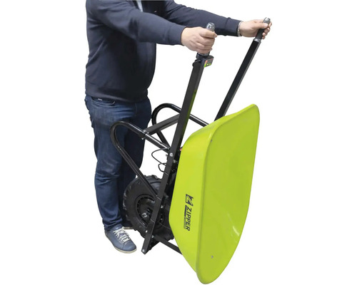 Een persoon bedient een elektrische kruiwagen van het merk Zipper.