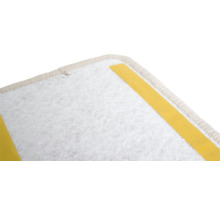 Gedetailleerde opname van een tapijtruggen met plakstrips voor bevestiging.