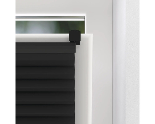 Close-up van een zwart jaloezie in een raam