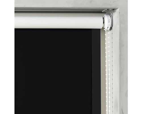 Rolgordijn op het raam met bedieningsketting