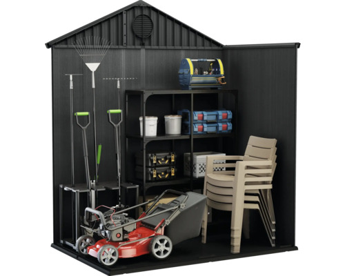 Tuinhuis met grasmaaier, rekken en tuingereedschap