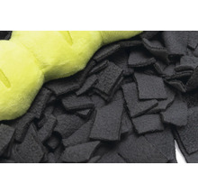 Zwarte snuffelmat voor honden met een lichtgroen knuffeldier